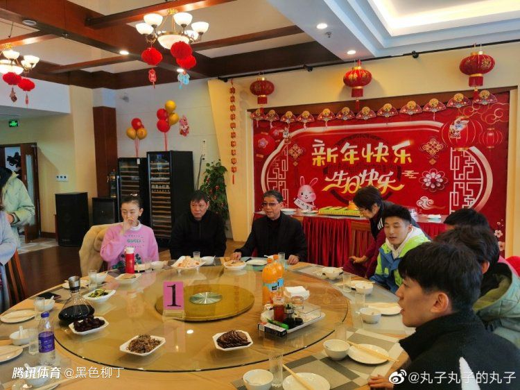 顶着强风走路就好像被卷入了喷气式发动机的气旋一样身不由己，步履蹒跚。